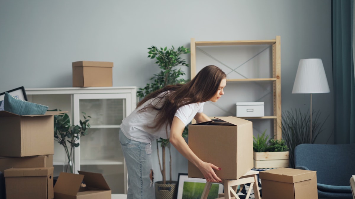 Umzugskartons werden in einer Wohnung für einen Full-Service-Umzug gepackt (Illustrationsfoto)